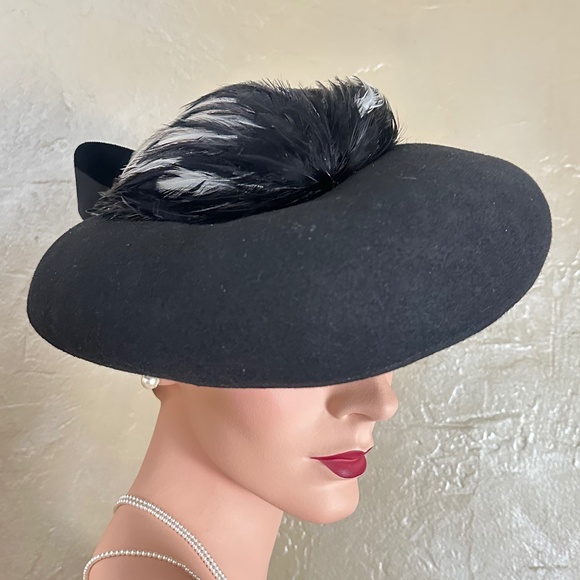 POSH 1940s' BLACK FELT WIDE BRIM HAT WITH BLACK/WHITE FEATHER TRIM - Picture 1 of 15